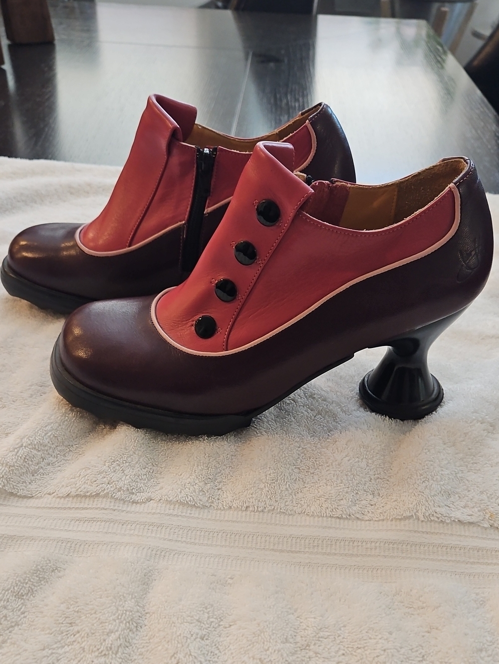 John fluevog Pink & Wine Iconic Bunny Bootie Button Accent Heels Sz 9.5 - Picture 3 of 8